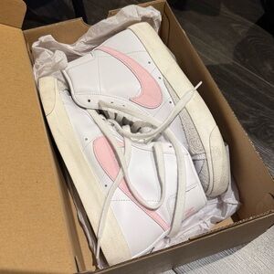 NIKE women’s blazer sneaker in pink